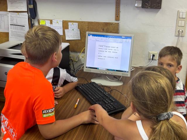 Kinder vor Computer