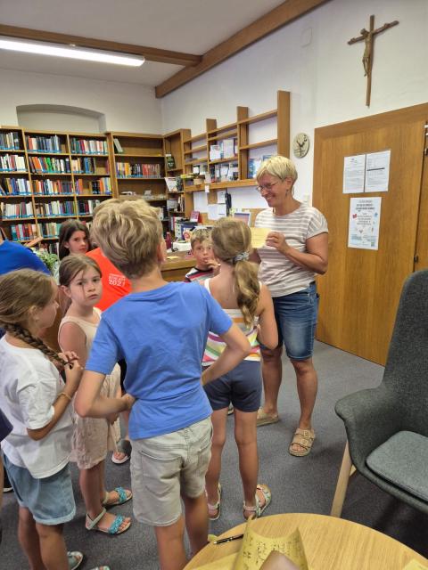 Kinder entschlüsseln den Hinweis für die nächste Schatztruhe