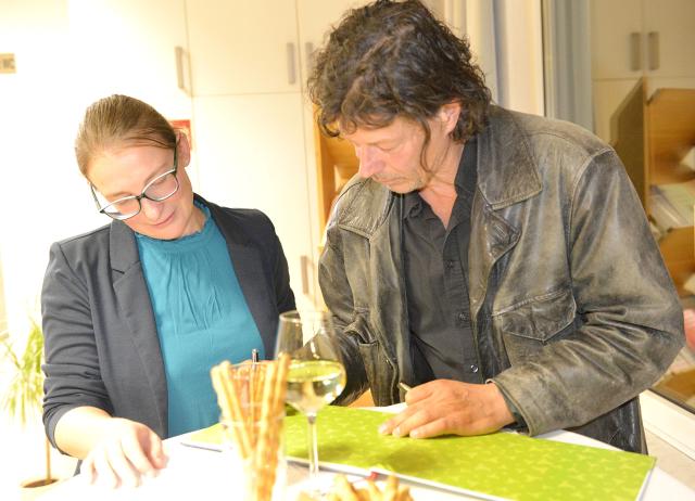 Thomas Sautner beim Signieren