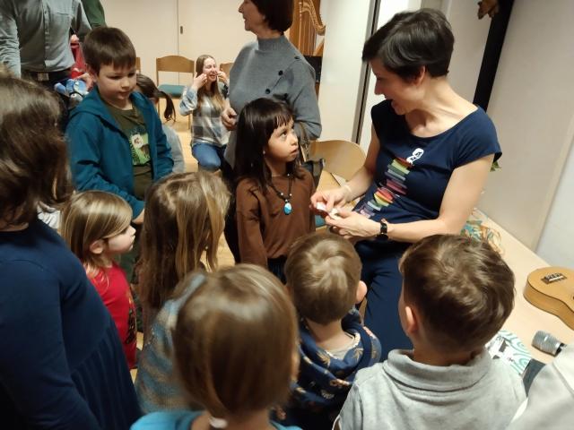 Lena Raubaum teilt Sticker aus