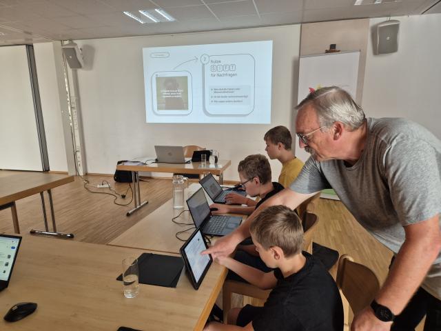 Kinder vor PC und Laptop