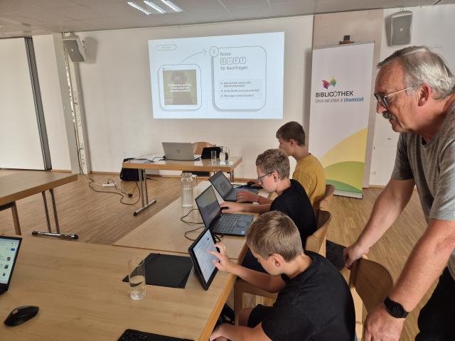 Kinder mit Laptop