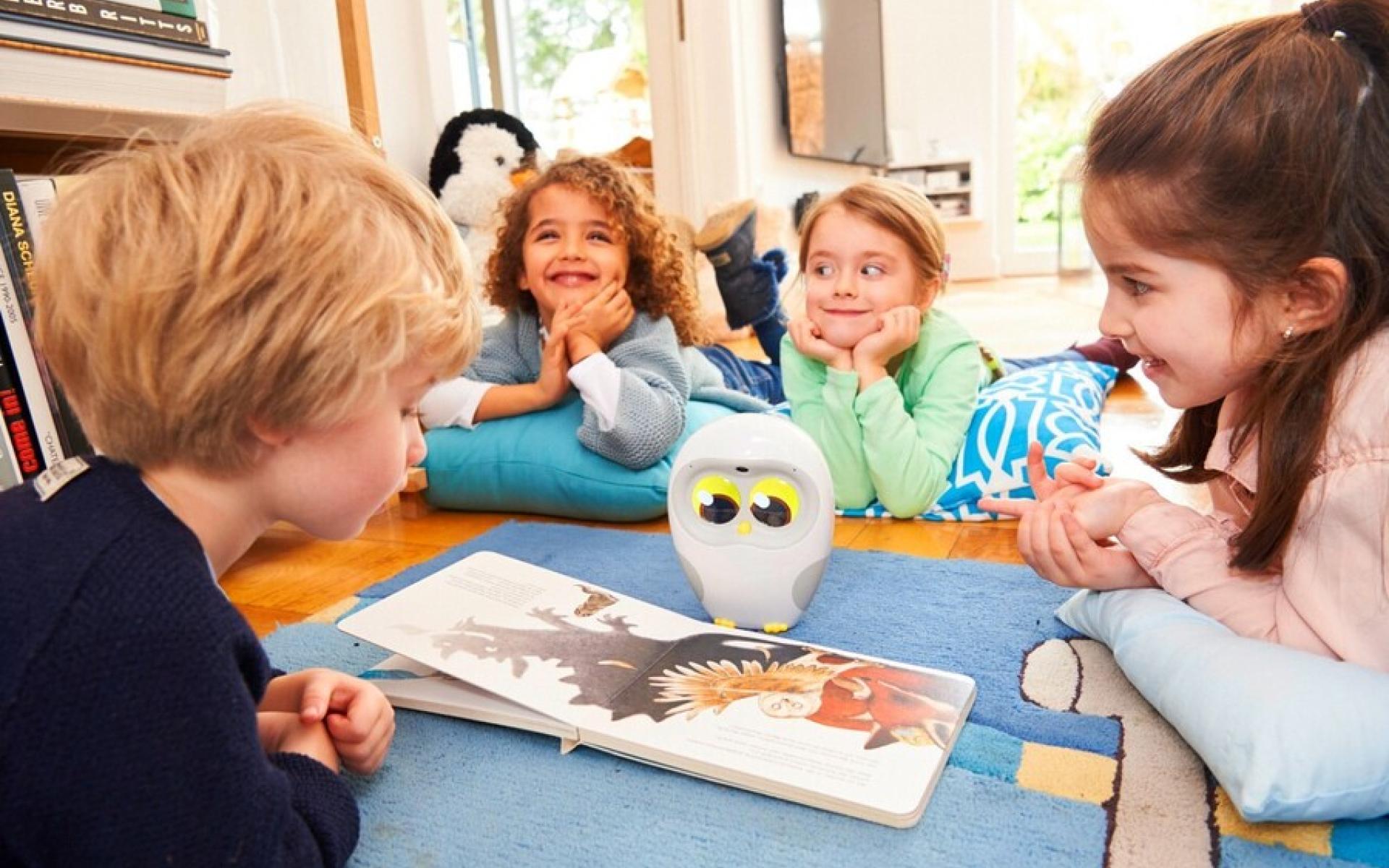 Kinder lassen sich von LUKA Geschichten vorlesen