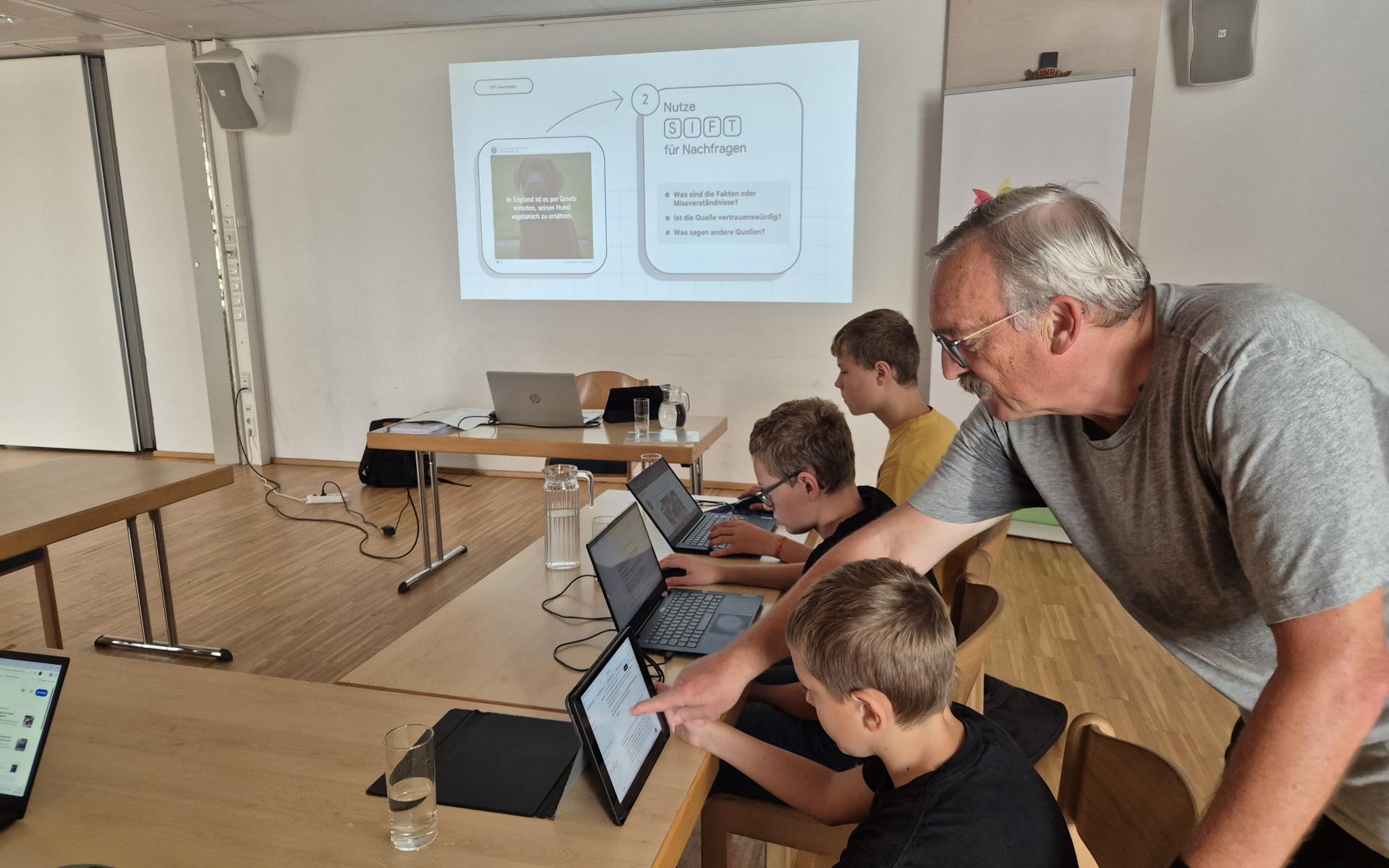 Kinder vor PC und Laptop