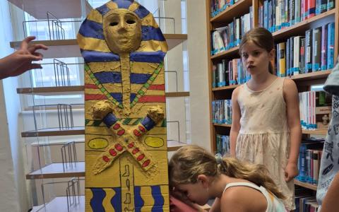 Kinder untersuchen Sarkophag aus Pappkarton