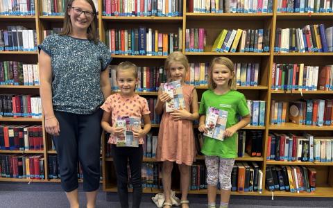 Bibliotheksleiterin mit den drei Gewinnerinnen