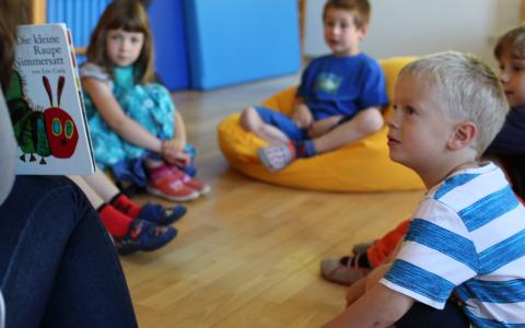 Kinder beim Vorlesen