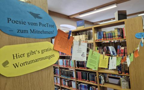 Wäscheleine mit Gedichten aufgehängt