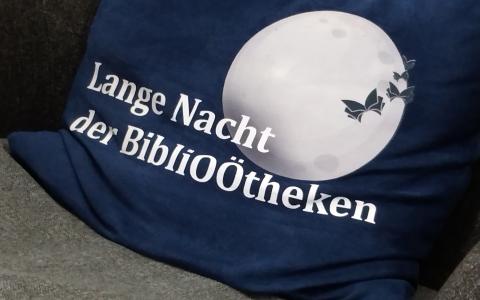 Polster mit "Lange Nacht"-Logo